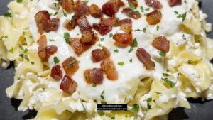 Easy to make healthy no onion no garlic pasta with bacon and cottage cheese, Turos Csusza