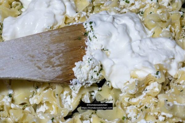 Adding sour cream to the pasta