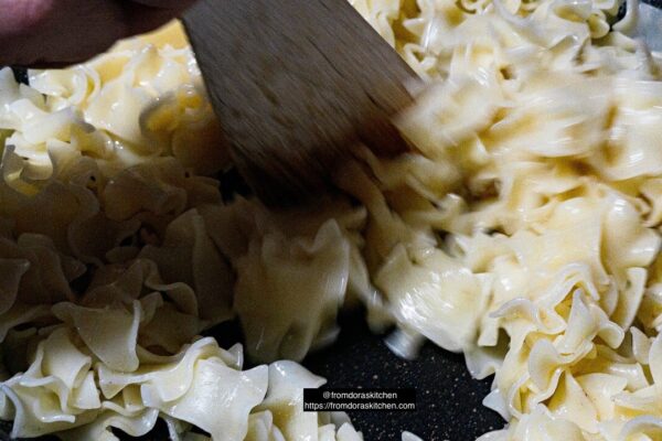 Frying the cooked pasta on the grease